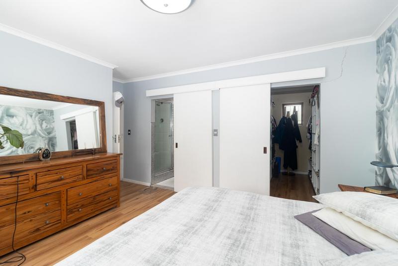 5 Bedroom Property for Sale in Vredekloof Western Cape